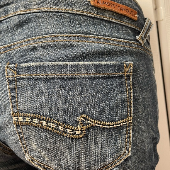 Almost Famous Low Rise Skinny Jeans size 9 - Picture 5 of 6